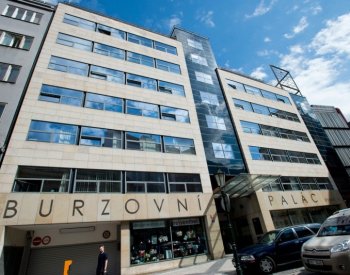 Pražská burza dnes oslabovala, koruna mírně posílila