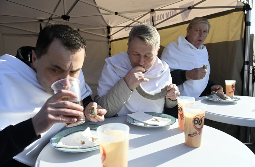 Půlkilovou jitrnici snědl v Kroměříži nejrychlejší jedlík za minutu a 38 sekund