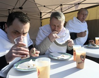 Půlkilovou jitrnici snědl v Kroměříži nejrychlejší jedlík za minutu a 38 sekund