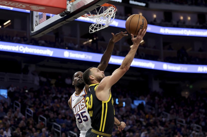 Curry rozhodl trojkou v poslední sekundě o výhře Warriors nad Phoenixem