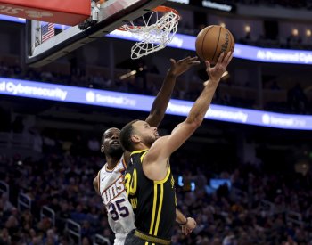 Curry rozhodl trojkou v poslední sekundě o výhře Warriors nad Phoenixem