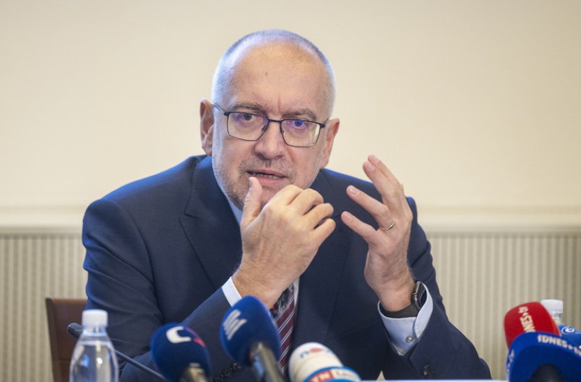 Bek: Kvůli škrtům se sejdu spolu s premiérem se zástupci škol
