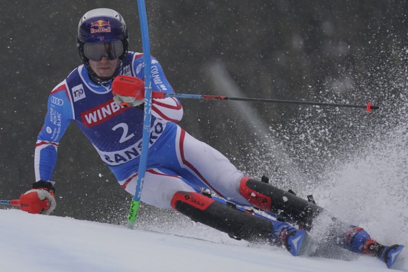 Slalom SP v Bansku byl kvůli počasí zrušen, po odjetí 31 závodníků vedl Noël