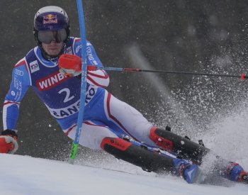 Slalom SP v Bansku byl kvůli počasí zrušen, po odjetí 31 závodníků vedl Noël