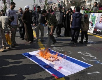 Írán oslavil 45. výročí islámské revoluce, lidé pálili vlajky USA a Izraele