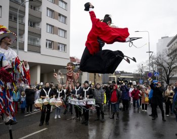 Výroba masek a pohádka pro děti odstartovaly dnešní žižkovský masopust