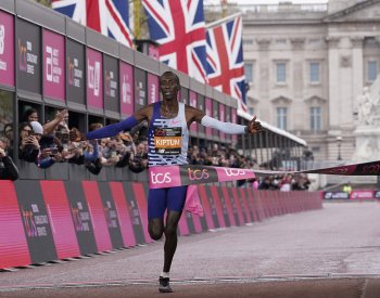 Maratonský rekordman Kelvin Kiptum zahynul při dopravní nehodě v Keni