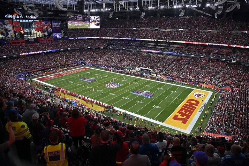 Půlminutový reklamní spot na Super Bowlu stál druhý rok v řadě sedm milionů USD