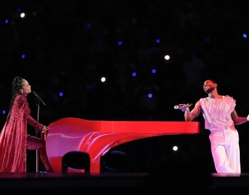 Zpěvák Usher představil o poločase Super Bowlu své největší hity i řadu hostů