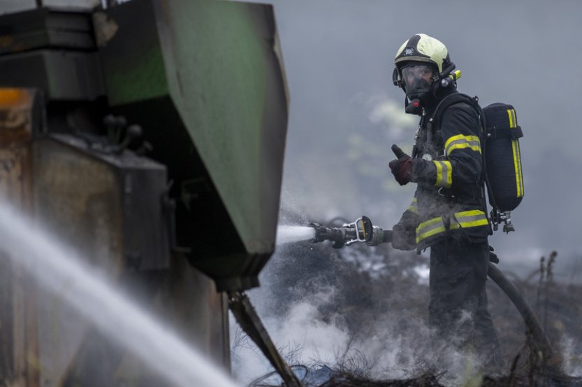 Po čtvrtečním požáru v Borovanech stále zasahuje pět desítek hasičů
