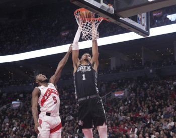 Wembanyama předvedl triple double s 10 bloky, San Antonio vyhrálo v Torontu