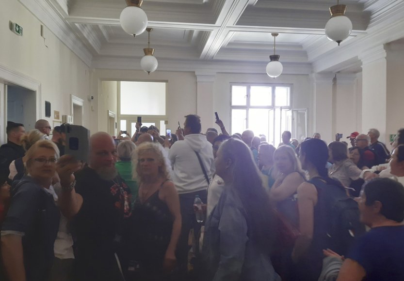 Blažek: Zásah policie a stráže při incidentu u soudu byl profesionální