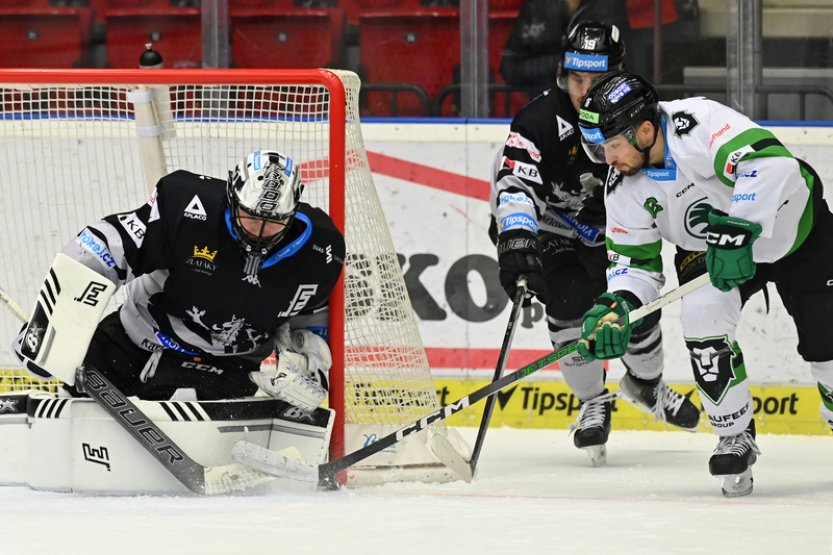 Karlovarské hokejisty poprvé povede Eismann, elitní trojice extraligy hraje doma