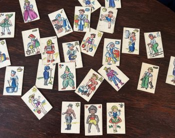 Školáci mohou dokončit hru Černý Petr, kterou vytvořil neznámý autor v Terezíně