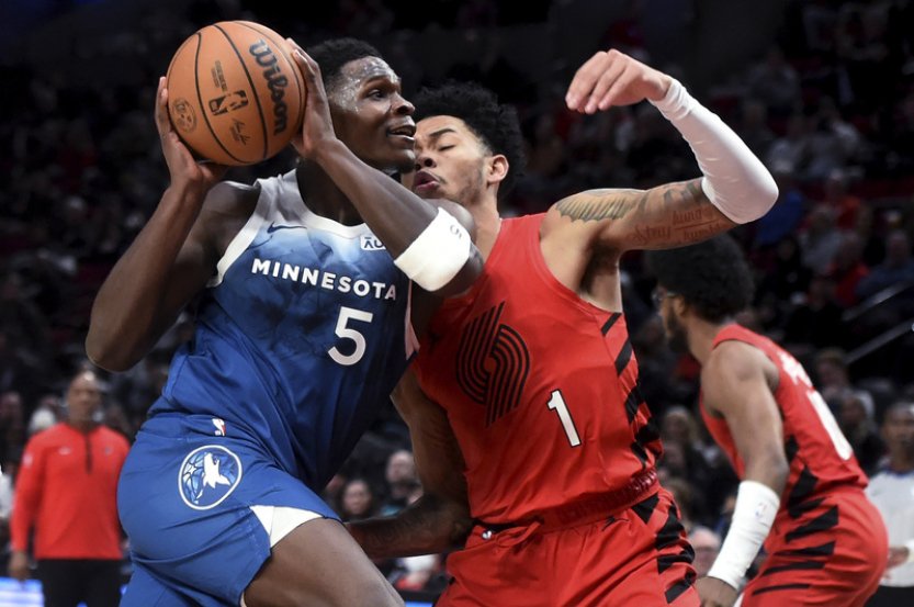 V NBA uspěli lídři Boston i Minnesota, Edwards a Tatum nastříleli 41 bodů