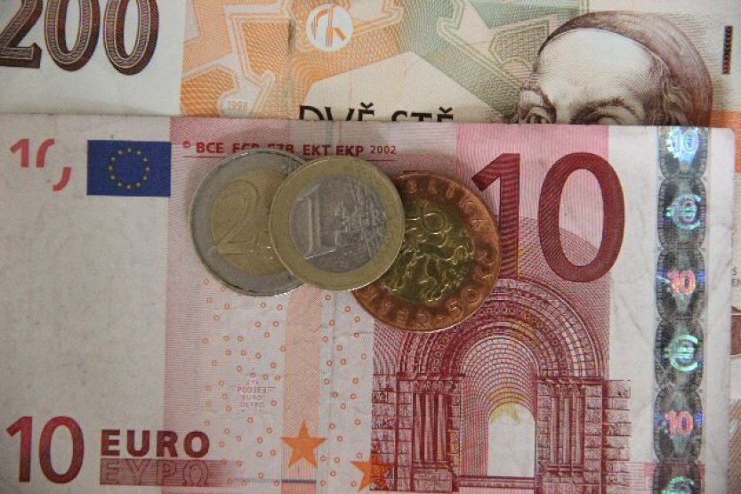 Koruna je k euru nejslabší od března 2022, ztrácí i vůči dolaru