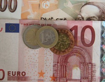 Koruna je k euru nejslabší od března 2022, ztrácí i vůči dolaru