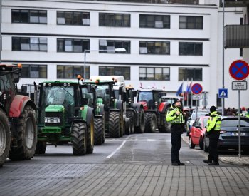 Zemědělci s technikou plánují v pondělí do Prahy přijet šesti trasami