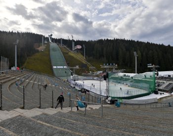 Extraligu čeká zápas pod širým nebem, západočeské derby v Klingenthalu