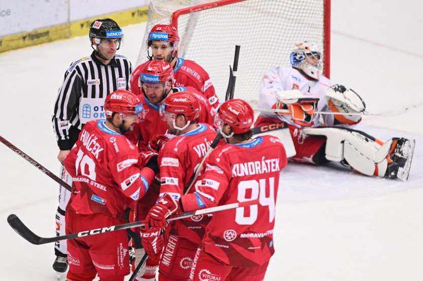 Třinec slaví pátou výhru po sobě, v Hradci Králové rozhodl Hudáček
