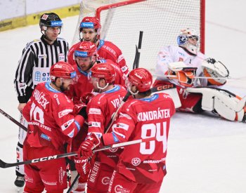 Třinec slaví pátou výhru po sobě, v Hradci Králové rozhodl Hudáček