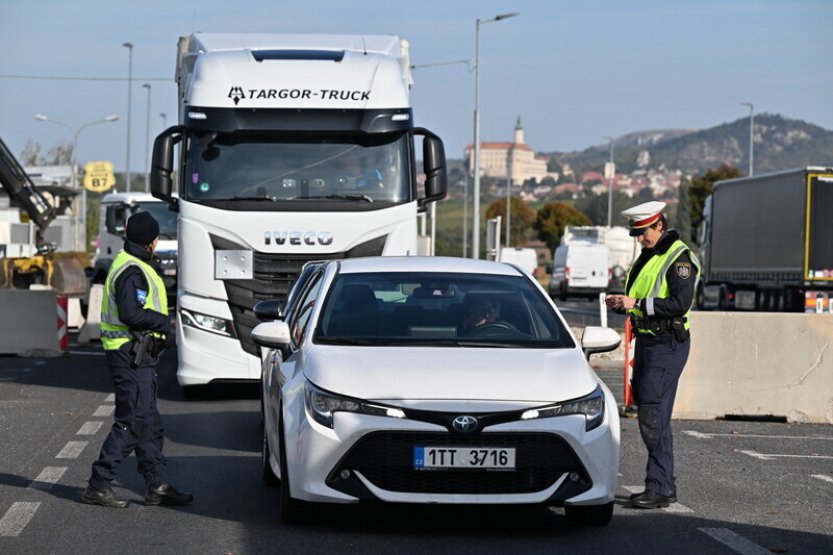 Rakousko o dva měsíce prodlouží kontroly na hranicích s Českem