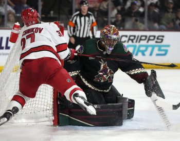 Nečas připravil v NHL dvě branky, Vejmelka byl střídán