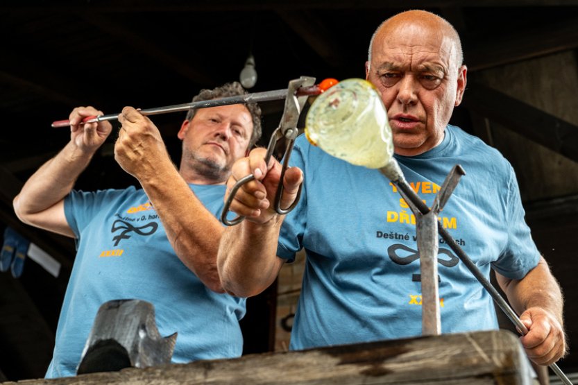 V Deštném v Orlických horách začala akce Tavení skla dřevem