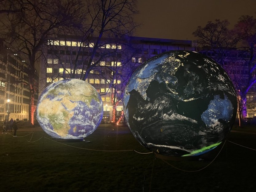 Na bruselském Festivalu světel jsou vidět i dva obří modely planet z Česka