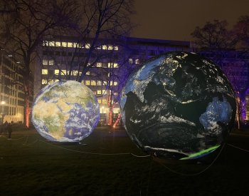 Na bruselském Festivalu světel jsou vidět i dva obří modely planet z Česka