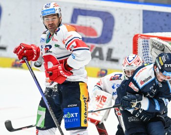 Hokejisté Pardubic a Sparty budou na dálku hrát o první místo v extralize