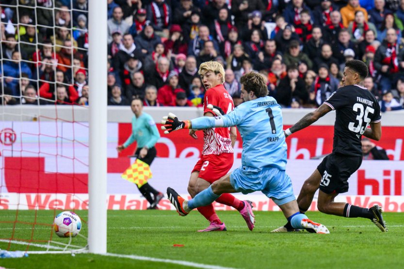 Frankfurt přišel v závěru o vítězství ve Freiburgu, zápas skončil 3:3