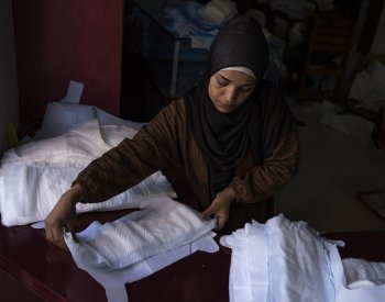 Krejčí z Gazy kvůli válečným potřebám šijí plenky místo svatebních šatů