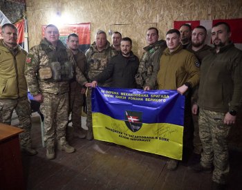 Situace na frontě je kvůli zpoždění západní pomoci těžká, řekl Zelenskyj