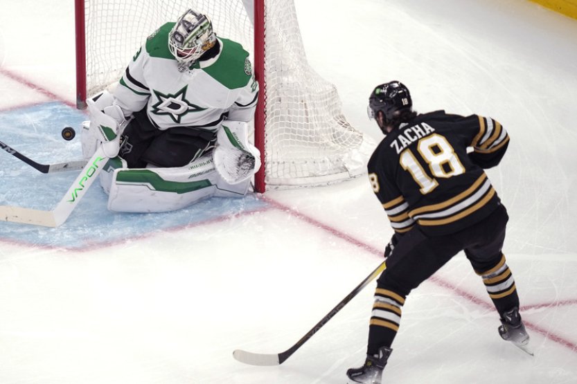 Pastrňák pomohl gólem ukončit sérii proher Bruins, v Minnesotě padlo 17 gólů