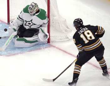 Pastrňák pomohl gólem ukončit sérii proher Bruins, v Minnesotě padlo 17 gólů