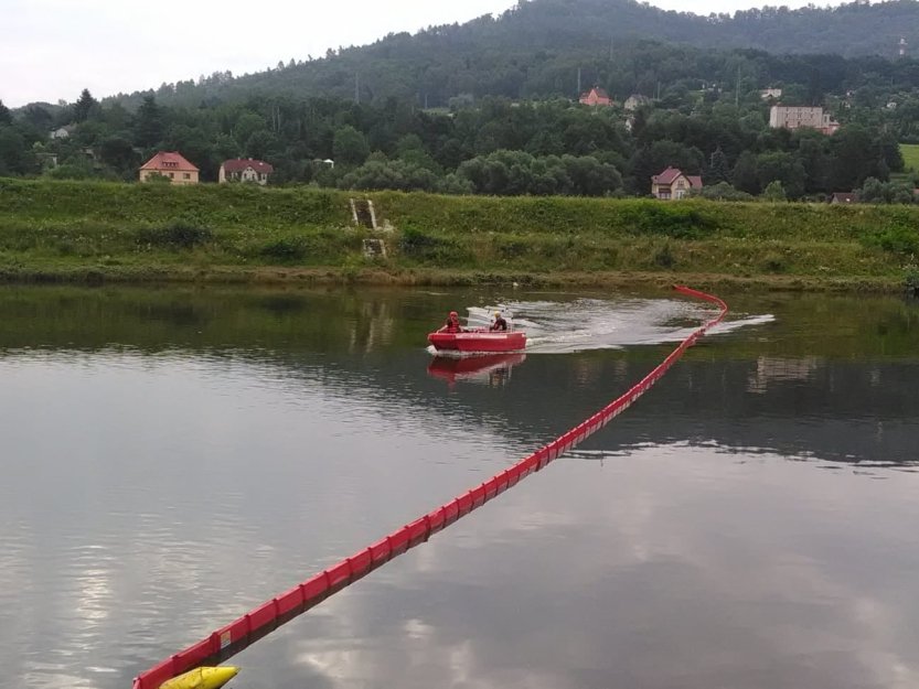 Do Labe u Roudnice v noci unikla neznámá látka