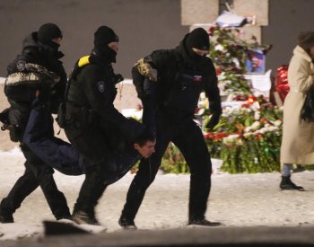 Zatýkání za pokládání květin za Navalného je v souladu se zákonem, tvrdí Peskov