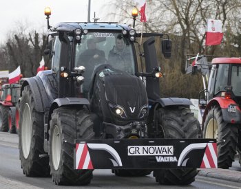 Polští zemědělci zintenzivnili protesty, blokují hranice s Ukrajinou i silnice