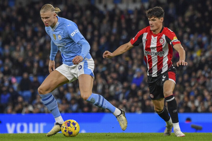 Fotbalisté Manchesteru City porazili Brentford a na první Liverpool ztrácejí bod