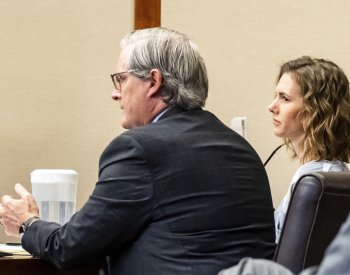 Američanka propagující přísnou výchovu jde do vězení za týrání dětí