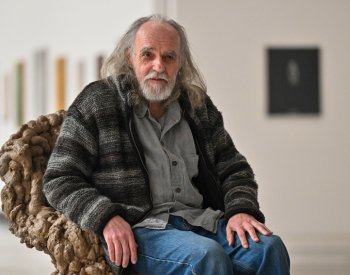 Marian Palla používá místo barev hlínu, tu nejlepší mu chystají krtci