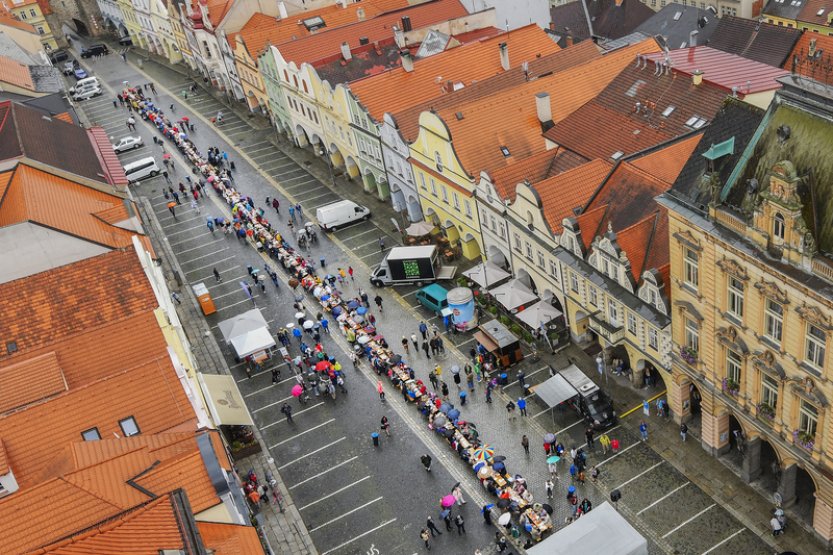 V Domažlicích měli nejdelší česko-německý piknikový stůl