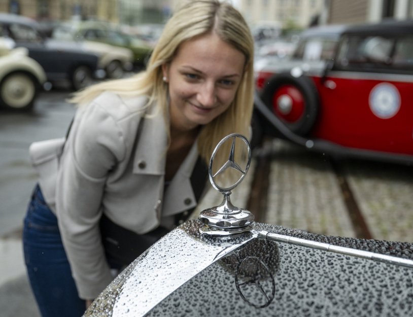 Desítky vozů značky Mercedes-Benz si prohlíželi lidé na Letné