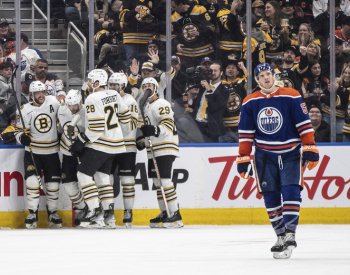 Pastrňák pomohl k výhře Bostonu gólem a přihrávkou, Vejmelka inkasoval šestkrát