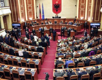 Albánský parlament schválil dohodu, která umožní přesunout migranty do Albánie