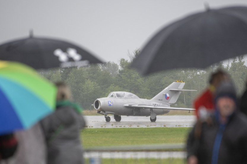 Letecký den v Hradci Králové navštívilo kvůli dešti méně diváků