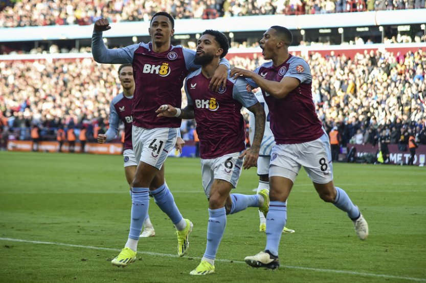 Aston Villa porazila Nottingham 4:2, Manchester United v nastavení přišel o bod