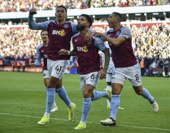 Aston Villa porazila Nottingham 4:2, Manchester United v nastavení přišel o bod