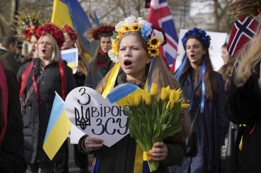 Tisíce lidí si v Evropě připomněly druhé výročí začátku války na Ukrajině